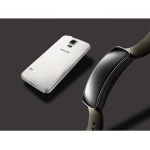 Samsung Galaxy S5 og Gear Fit (Foto: Samsung)
