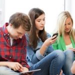 Mobiltelefonen bruges flittigt i skolen - både i og uden for undervisningen (Foto: Undervisningsministeriets hjemmeside)