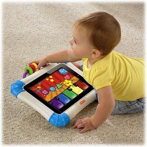 Barn med iPad i Fisherprice-cover (Foto: Fisherprice)