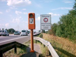 Skilt "Höhenkontrolle" (højdekontrol) og Siemens-nødtelefon på A7 foran Elbtunnel (Kilde: Wikipedia)