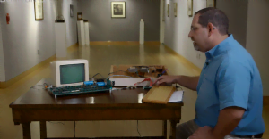 Apple-eksperten Corey Cohen og en Apple 1 computer