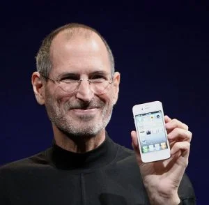 Steve Jobs med iPhone 4 i 2010