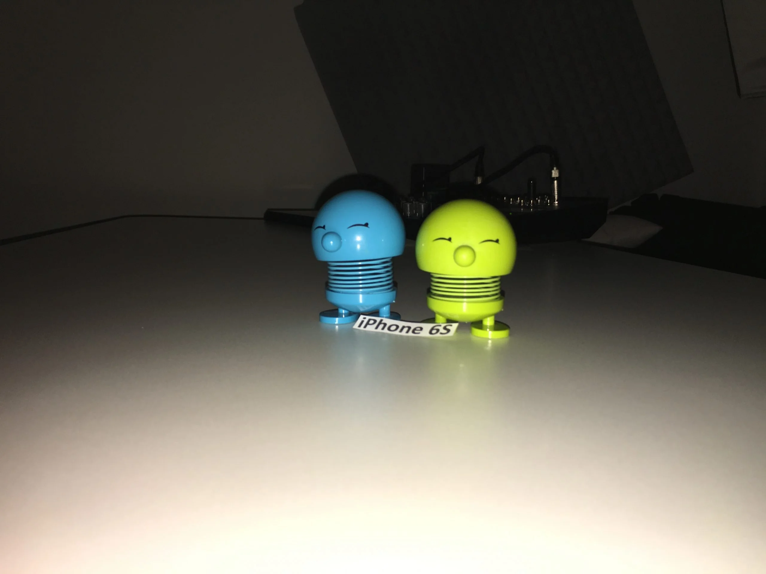 Foto taget med iPhone 6S i et mørkt rum med fotolys
