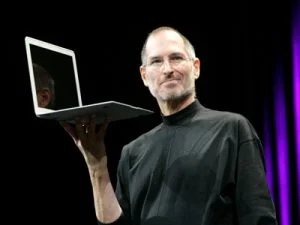 Steve Jobs med den første MacBook Air (Foto: Businessinsider.com)