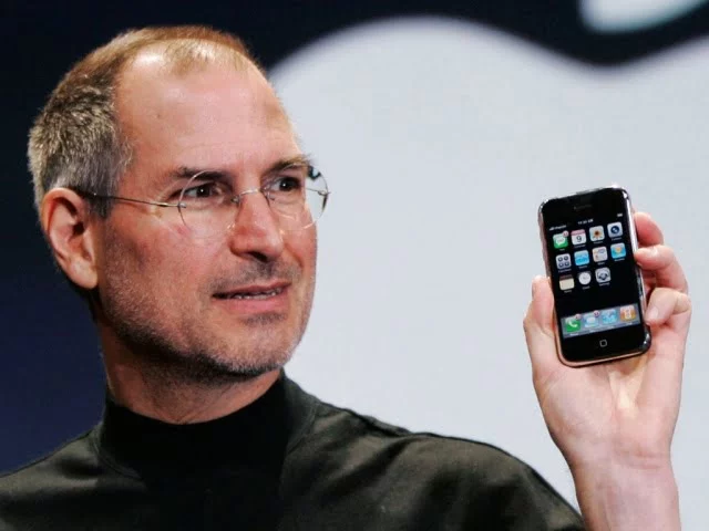 Steve Jobs med den første iPhone (Foto: Digitaltrends.com)