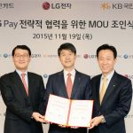 Her offentliggøres den nye mobilbetalingstjeneste LG Pay Fra venstre Shinhan Card-chef Wi Sung-ho, i midten LG Mobile-chef Juno Cho og til højre Kim Duk-soo, chef for KB Kookmin Card (Foto: LG)