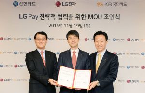 Her offentliggøres den nye mobilbetalingstjeneste LG Pay Fra venstre Shinhan Card-chef Wi Sung-ho, i midten LG Mobile-chef Juno Cho og til højre Kim Duk-soo, chef for KB Kookmin Card (Foto: LG)