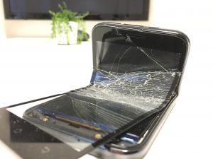 Ødelagt smartphone (Foto: MereMobil.dk)