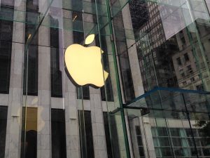Apple logoet over Apple Store på 5th Avenue i New York (Foto: MereMobil.dk)