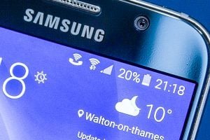Her ses symbol for Wi-Fi Calling på en Samsung-telefon