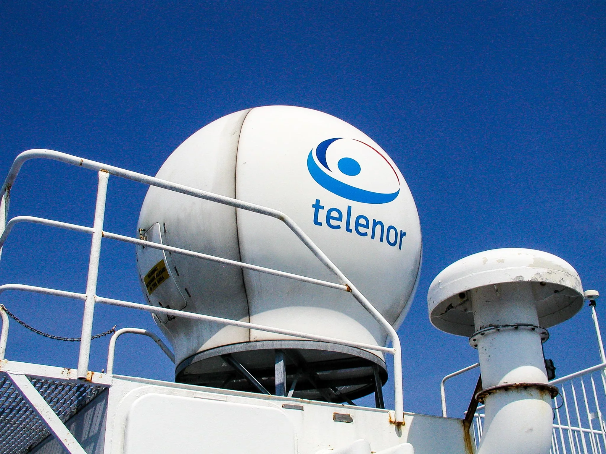 Satellit-kommunikation ombord på færge (Foto: MereMobil.dk)