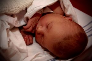 Nyfødt baby (Foto: MereMobil.dk)