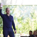 Tim Cook fremviser iPhonen ved offentliggørelsen af, at der nu er solgt en milliard iPhones på verdensplan (Foto: Apple)