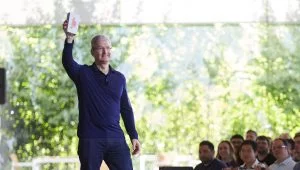 Tim Cook fremviser iPhonen ved offentliggørelsen af, at der nu er solgt en milliard iPhones på verdensplan (Foto: Apple)