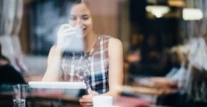 Der arbejdes ude på en café (Kilde: 3)