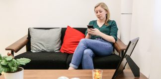 Person i venterum bruger smartphone