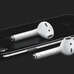 AirPods med iPhone 7 (Foto: Apple)