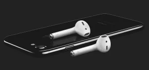 AirPods med iPhone 7 (Foto: Apple)