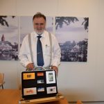 Formanden for Vordingborg kommunes erhvervsudvalg Asger Diness Andersen med mobiltestkuffert (Foto: Vordingborg Kommune)