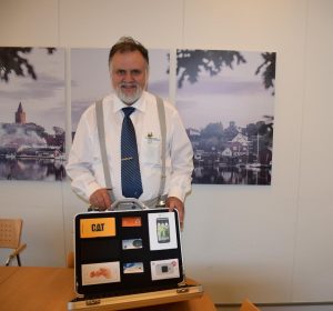 Formanden for Vordingborg kommunes erhvervsudvalg Asger Diness Andersen med mobiltestkuffert (Foto: Vordingborg Kommune)