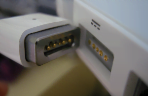 MagSafe opladestik på MacBook Pro (Foto: Wikipedia)