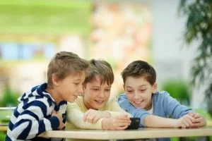 Børn og smartphones (Foto: Telia)