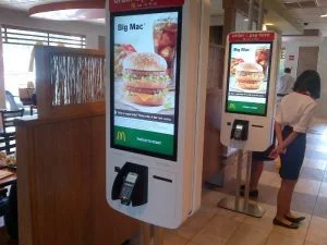 Billeder af McDonald's "Order and Pay" taget i Toronto Canada (Kilde: LinkedIn Bruce Winder, MBA Partner, Retail Advisors Network™)
