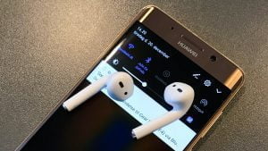 AirPods parret med Android telefon (Foto: MereMobil.dk)
