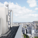 Eksempel på et typisk site, der tilbyder ekstrem kapacitet. Sitet består af udstyr, der leverer 2G, 3G, 4G og 5G, et mini-link til overførsel tilbage til teleselskabets hovednetværk samt strømforsyning og backup batteri. (Foto: Ericsson)