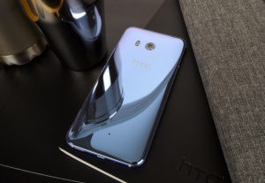 HTC U 11 i farven Amazing Silver (Foto: HTC)