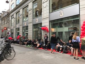 Danskerne har lagt sig i kø foran 3Huset på Strøget i København forud for den eksklusive salgsstart på OnePlus 5 (Foto: 3)