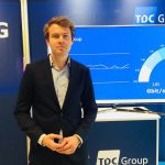 TDC Groups koncernstrategidirektør Lasse Pilgaardstår foran fartmåleren, der viser de høje hastigheder fra 5G-testen. (foto: TDC)