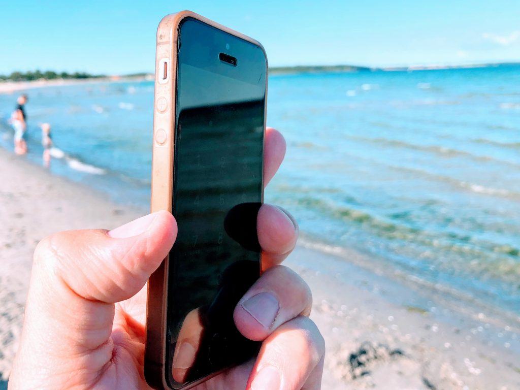 Smartphone på stranden