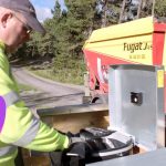 En lille sensor på indersiden af låget på hver skraldespand fortæller renovationsselskabet, hvor tømning er påkrævet. Det giver bedre ruteplanlægning, færre ture, mindre slitage, mindre CO2-udslip og bedre økonomi. (Foto Telia)