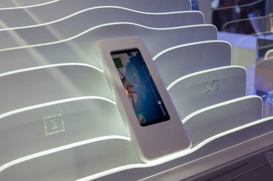 Prototype på OnePlus' 5G telefon fremvist på Mobile World Congress 2019 (Kilde: The Verge)