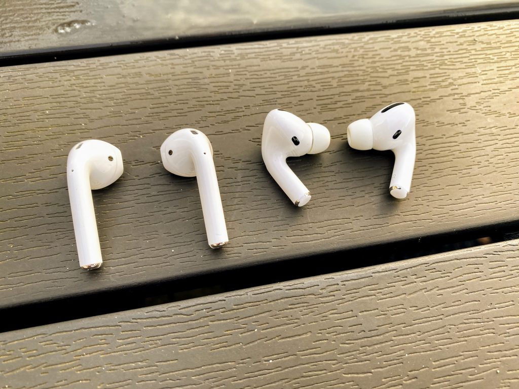 AirPods 2rd gen ved siden af AirPods Pro