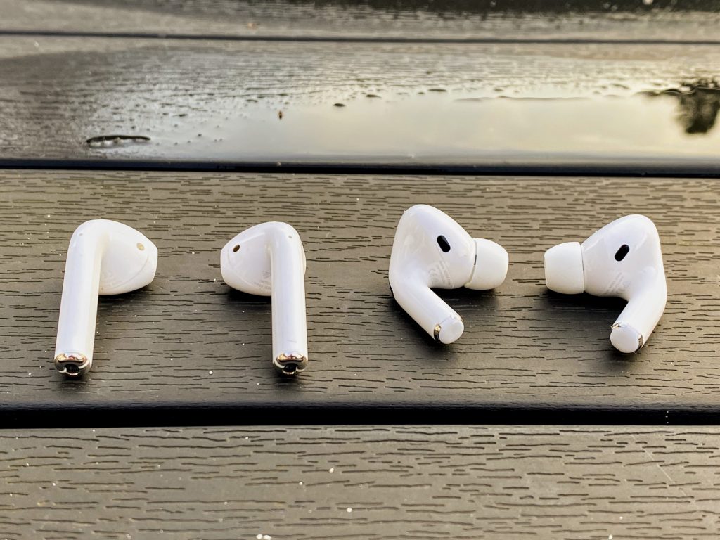 AirPods 2rd gen ved siden af AirPods Pro
