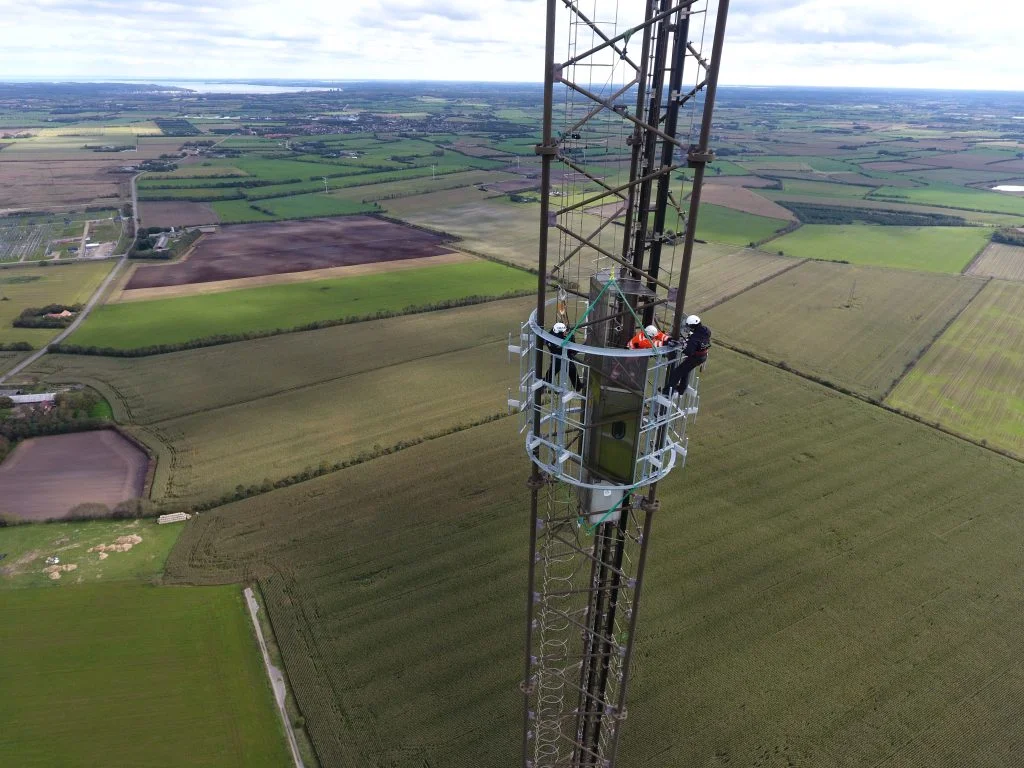  Antennen bliver monteret på en 300 meter høj masten i Aabenraa. På billedet ses mastefolk fra Cibicom (Foto: DR)