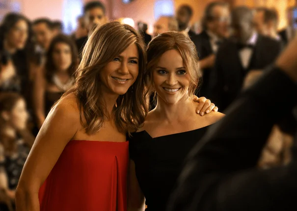 Jennifer Aniston og Reese Witherspoon spiller begge med i The Morningshow (Kilde: Apple)