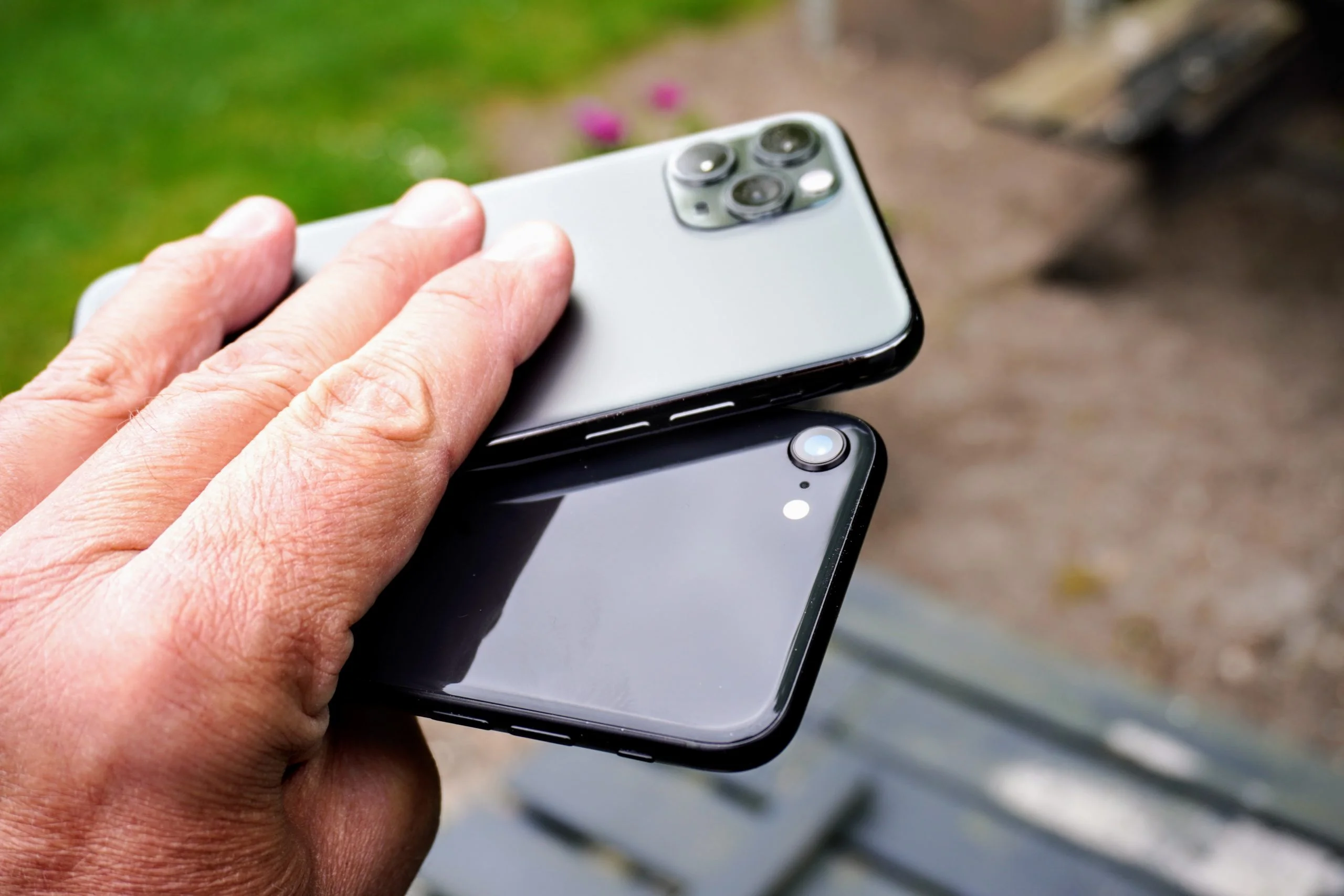 Billede af iPhone 11 Pro og iPhone SE der illustrerer iOS 27 understøttelse