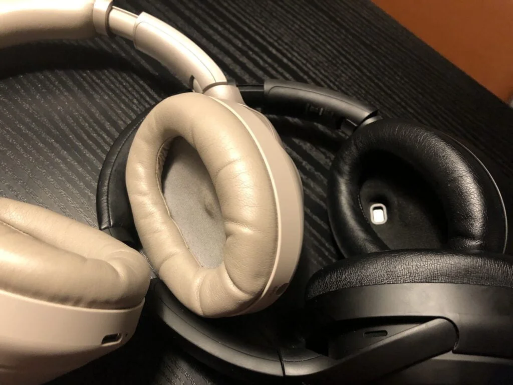 Sensoren som registrerer, når du tager hovedtelefonen af (Foto: MereMobil.dk)