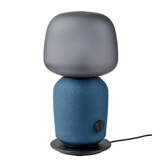 Bordlampen fra IKEA og Sonos med blå front (Foto: IKEA)