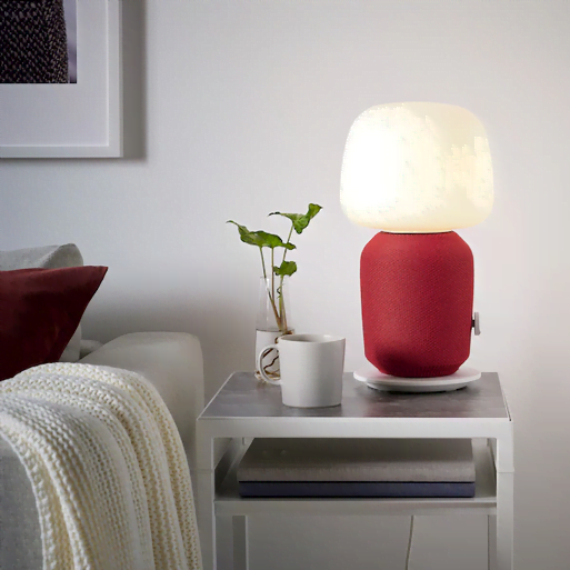 Bordlampen fra IKEA og Sonos med rød front (Foto: IKEA)
