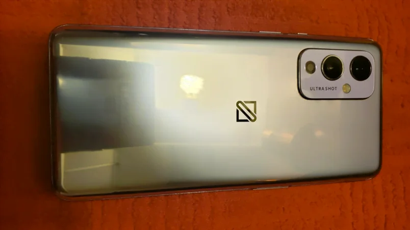 Billede af det som angiveligt er en prototype på den kommende OnePlus 9 (Foto: Shamete1 / eBay)