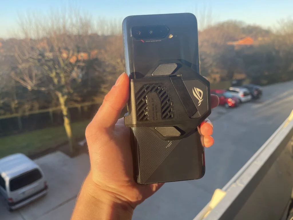 Asus ROG Phone 5 med AeroActive Cooler 5 Fotot: MereMobil.dk)