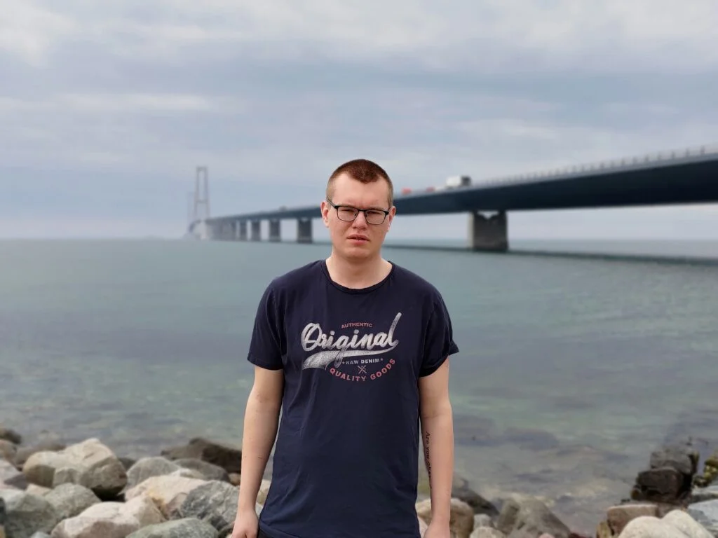 Portræt med ZenFone 8 (Foto: MereMobil.dk)