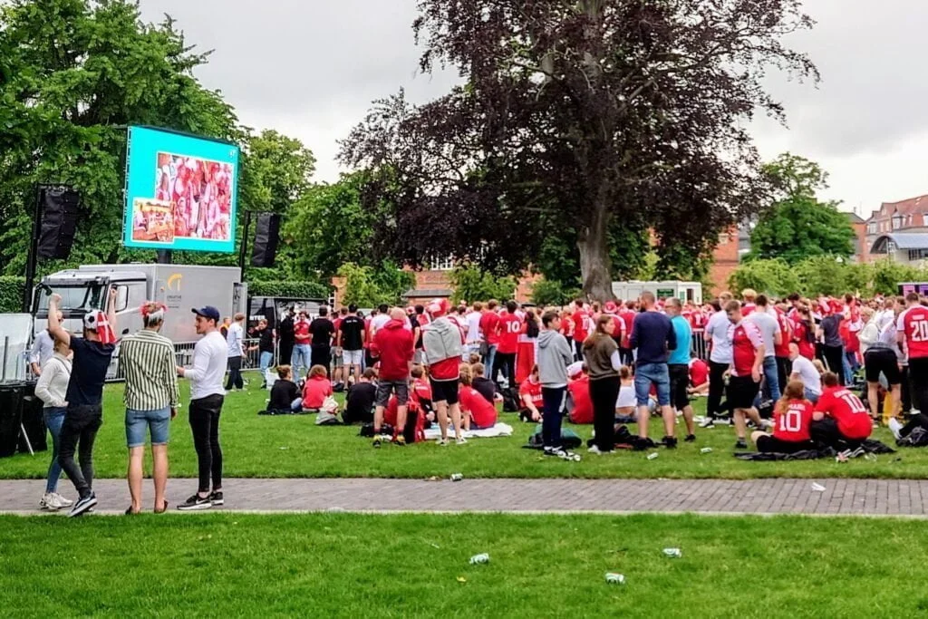 Storskærmsarrangement i Kongens Have Odense, lørdag den 3. juli 2021 - kvartfinalen Danmark vs. Tjekkiet (Foto: MereMobil.dk)