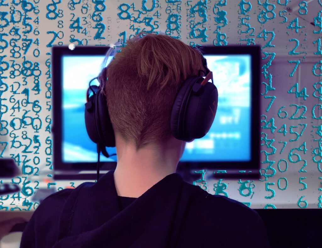 Gamer foran computeren (Foto: Pixabay.com)