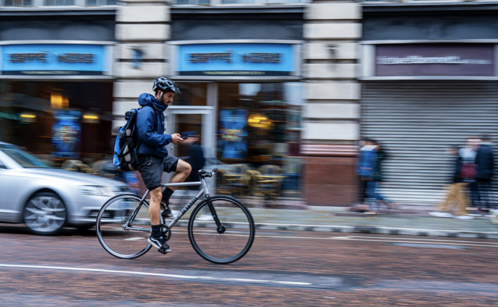 Håndholdt brug af mobilen er også forbudt på cyklen. Ny undersøgelse viser, at hver tredje dansker ikke vidste det. (Foto: Gjensidige)
