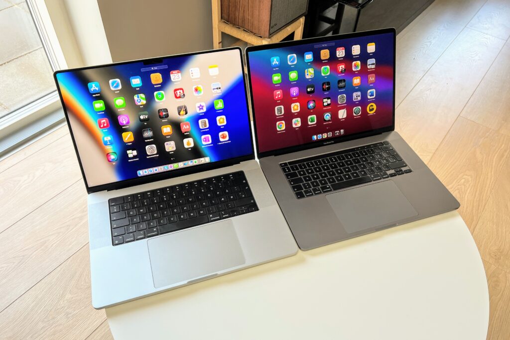 MacBook Pro 16", M1 Pro, 2021 til venstre. MacBook Pro 16", Intel, 2019 til højre